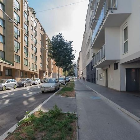 Grosse Terrasse, Klimaanlage Und U-Bahn Naehe Apartment Wina Bagian luar foto