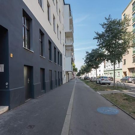 Grosse Terrasse, Klimaanlage Und U-Bahn Naehe Apartment Wina Bagian luar foto