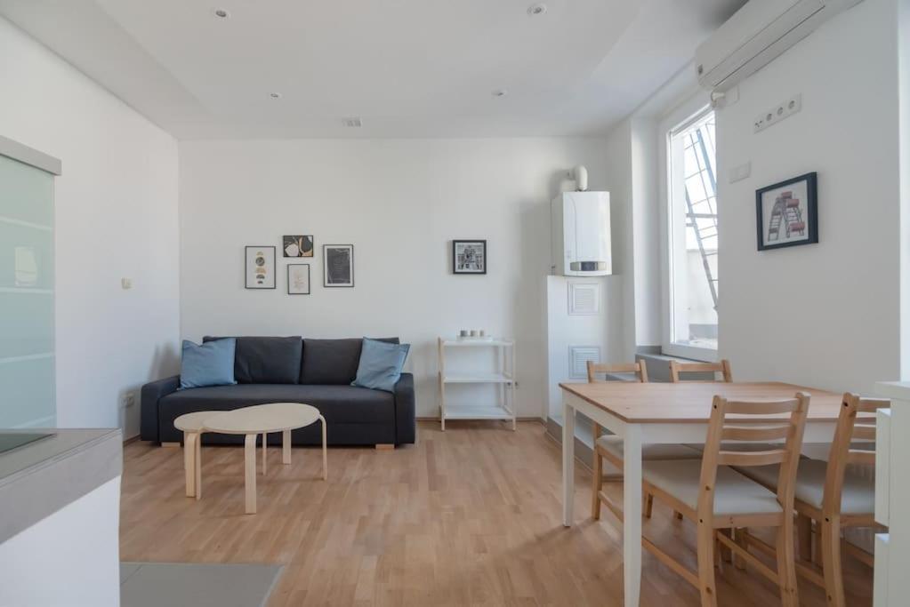 Grosse Terrasse, Klimaanlage Und U-Bahn Naehe Apartment Wina Bagian luar foto