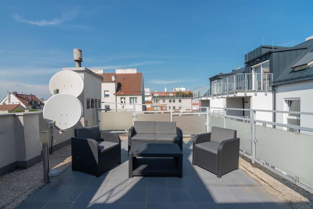Grosse Terrasse, Klimaanlage Und U-Bahn Naehe Apartment Wina Bagian luar foto