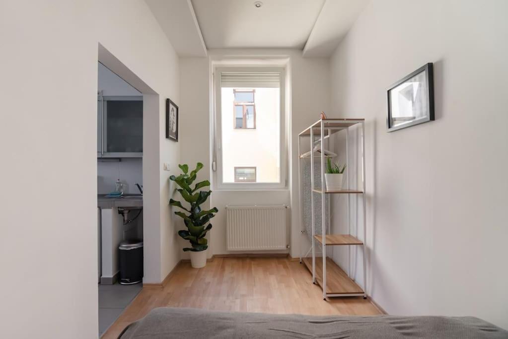 Grosse Terrasse, Klimaanlage Und U-Bahn Naehe Apartment Wina Bagian luar foto