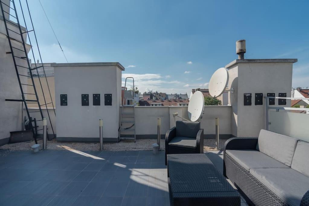 Grosse Terrasse, Klimaanlage Und U-Bahn Naehe Apartment Wina Bagian luar foto