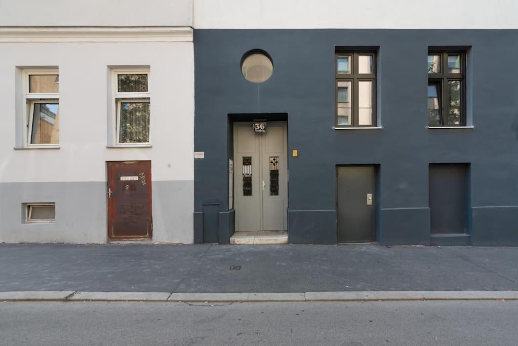 Grosse Terrasse, Klimaanlage Und U-Bahn Naehe Apartment Wina Bagian luar foto