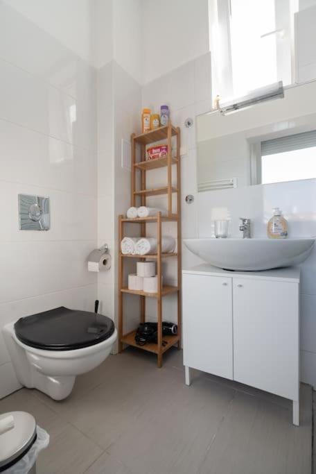 Grosse Terrasse, Klimaanlage Und U-Bahn Naehe Apartment Wina Bagian luar foto