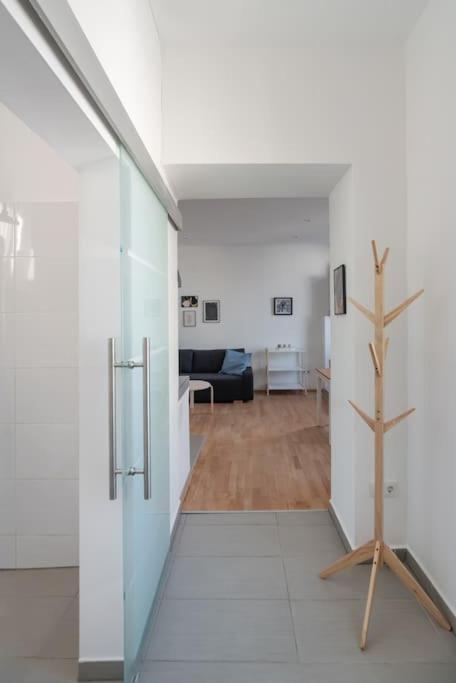 Grosse Terrasse, Klimaanlage Und U-Bahn Naehe Apartment Wina Bagian luar foto