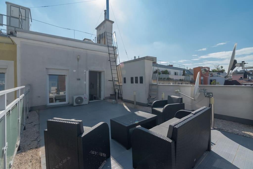 Grosse Terrasse, Klimaanlage Und U-Bahn Naehe Apartment Wina Bagian luar foto