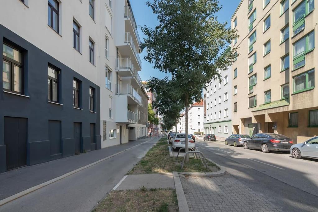 Grosse Terrasse, Klimaanlage Und U-Bahn Naehe Apartment Wina Bagian luar foto