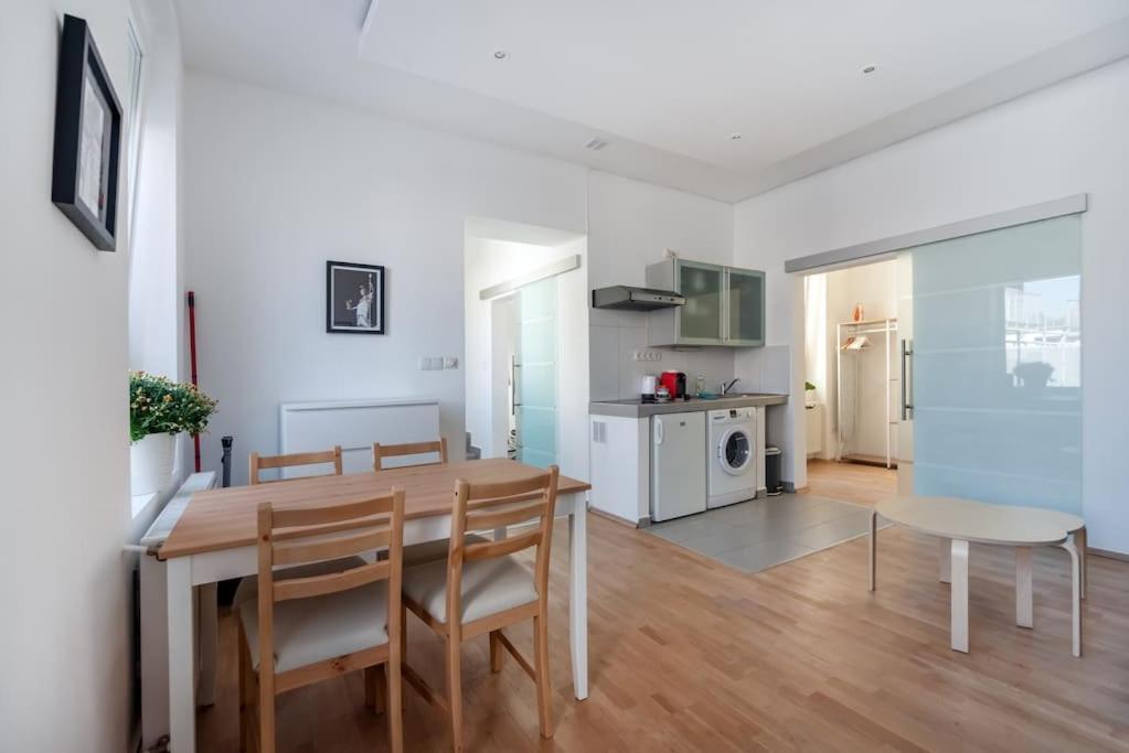 Grosse Terrasse, Klimaanlage Und U-Bahn Naehe Apartment Wina Bagian luar foto