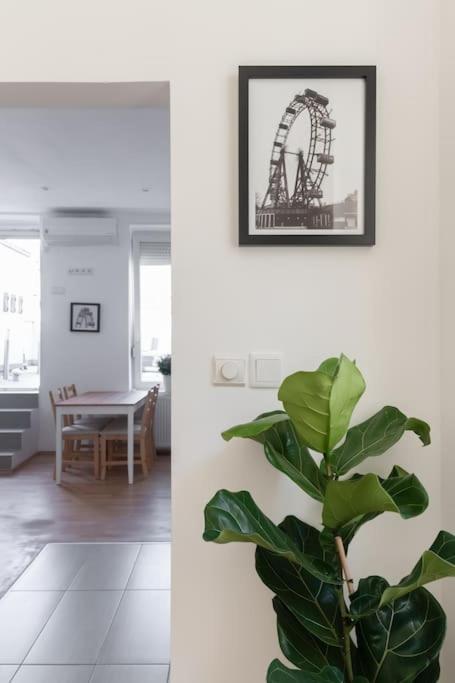 Grosse Terrasse, Klimaanlage Und U-Bahn Naehe Apartment Wina Bagian luar foto