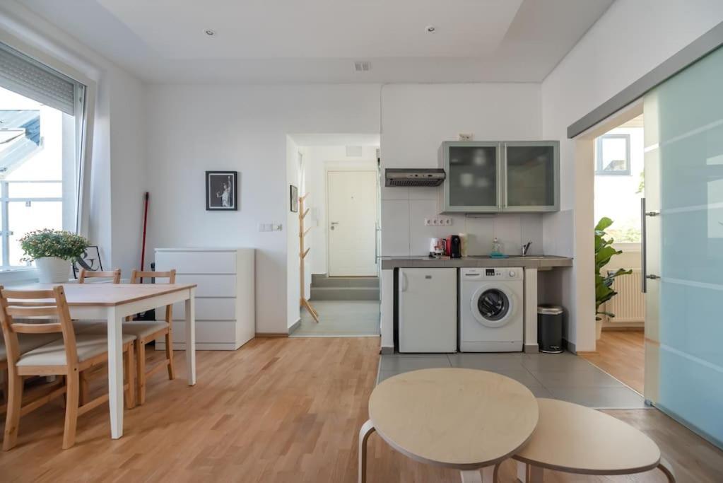 Grosse Terrasse, Klimaanlage Und U-Bahn Naehe Apartment Wina Bagian luar foto