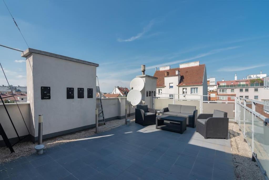 Grosse Terrasse, Klimaanlage Und U-Bahn Naehe Apartment Wina Bagian luar foto