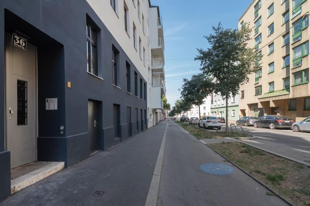 Grosse Terrasse, Klimaanlage Und U-Bahn Naehe Apartment Wina Bagian luar foto