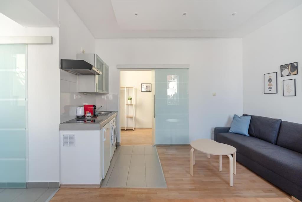 Grosse Terrasse, Klimaanlage Und U-Bahn Naehe Apartment Wina Bagian luar foto