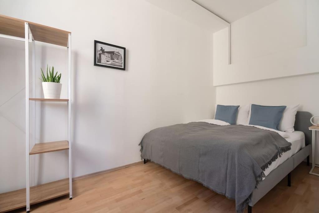 Grosse Terrasse, Klimaanlage Und U-Bahn Naehe Apartment Wina Bagian luar foto