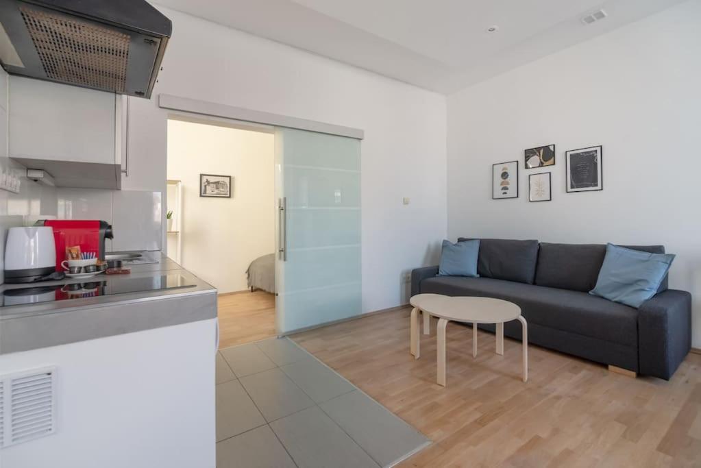 Grosse Terrasse, Klimaanlage Und U-Bahn Naehe Apartment Wina Bagian luar foto