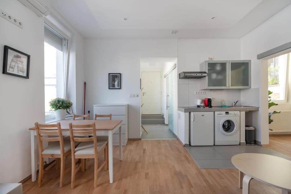 Grosse Terrasse, Klimaanlage Und U-Bahn Naehe Apartment Wina Bagian luar foto