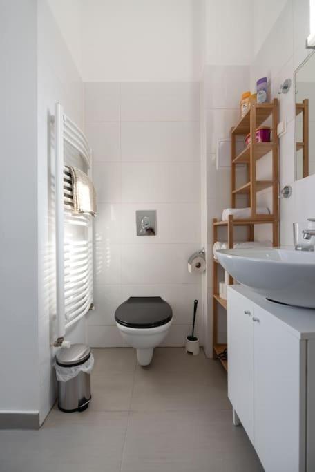 Grosse Terrasse, Klimaanlage Und U-Bahn Naehe Apartment Wina Bagian luar foto