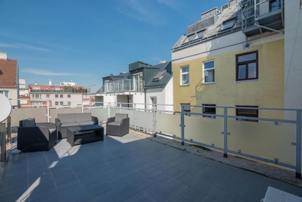 Grosse Terrasse, Klimaanlage Und U-Bahn Naehe Apartment Wina Bagian luar foto